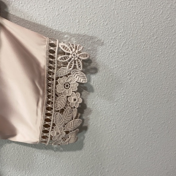 Le‎ Rose LAUREN LACE SATIN ROBE in soft pink - Picture 3 of 7